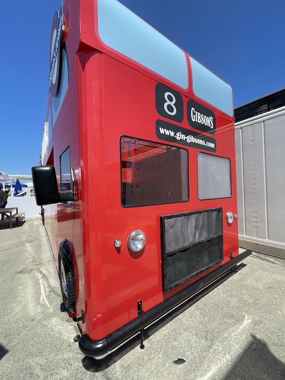 Bus anglais Gibson's Gin rouge aménagé en bar événementiel — vue de face