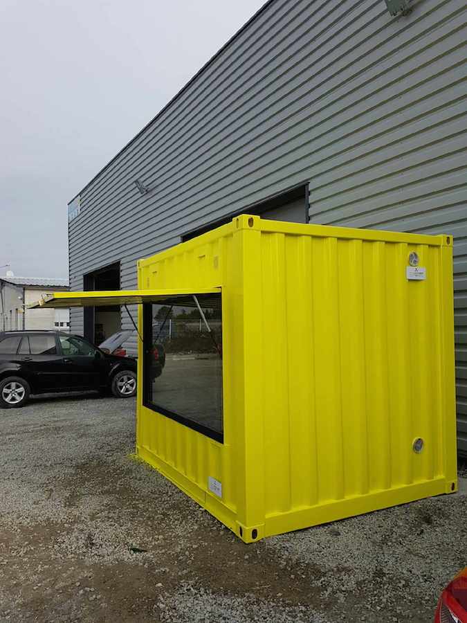 Container 10 pieds jaune aménagé par Mon Camion Resto avec vitrine et ouverture latérale