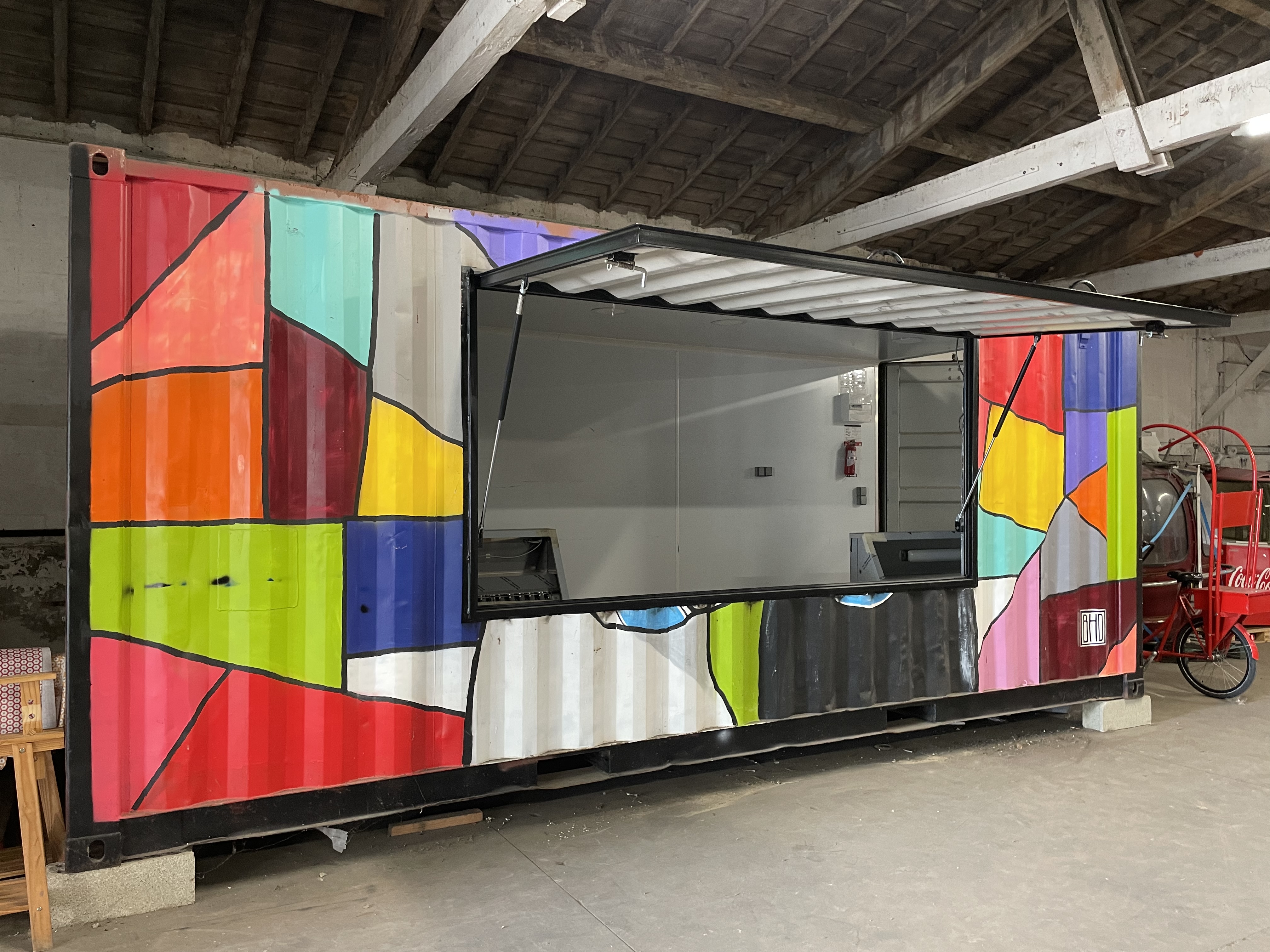 Container 20 pieds avec peinture street art et ouverture comptoir — prêt à être livré