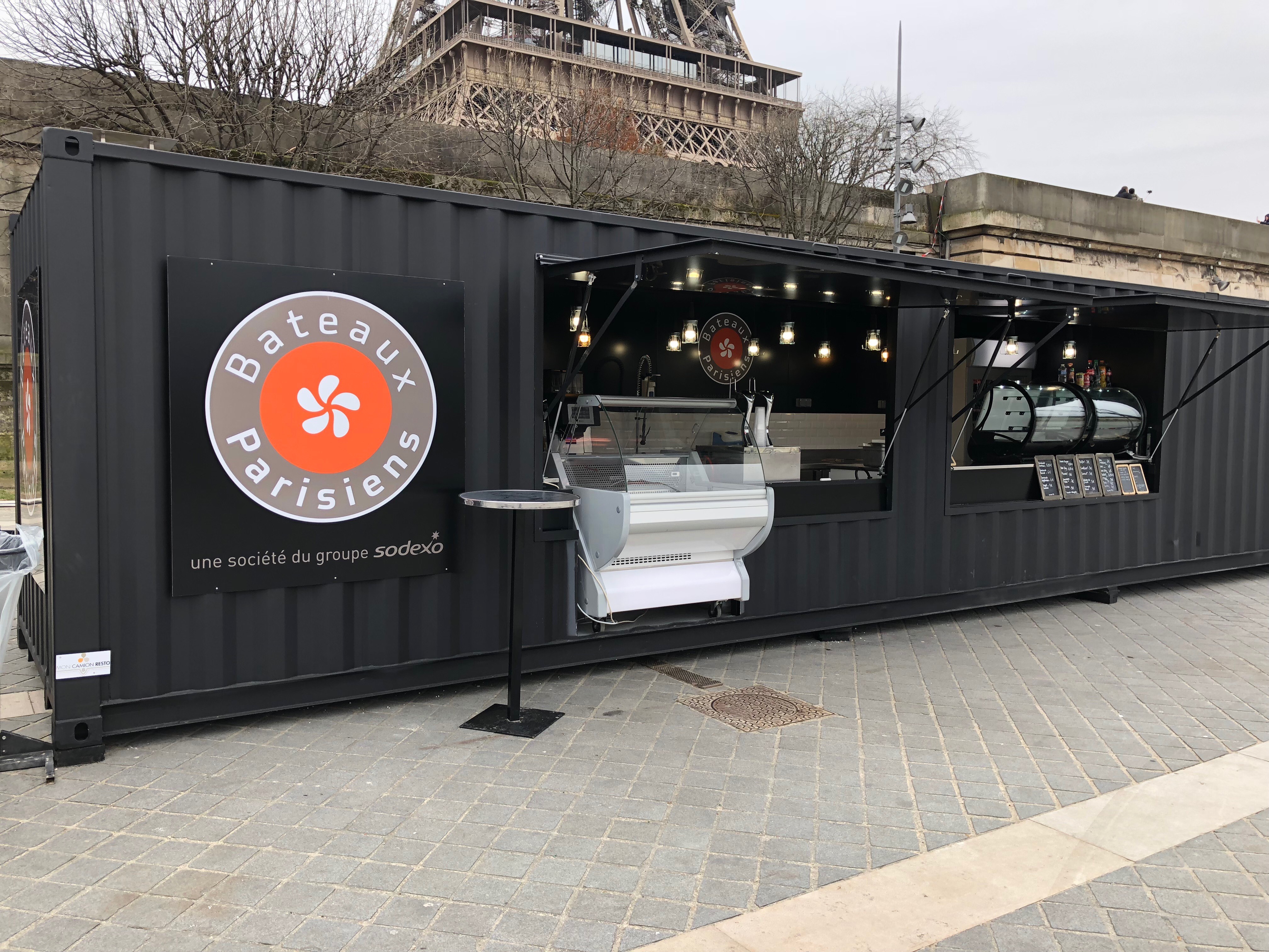 Container 40 pieds Bateaux Parisiens Sodexo installé devant la Tour Eiffel à Paris