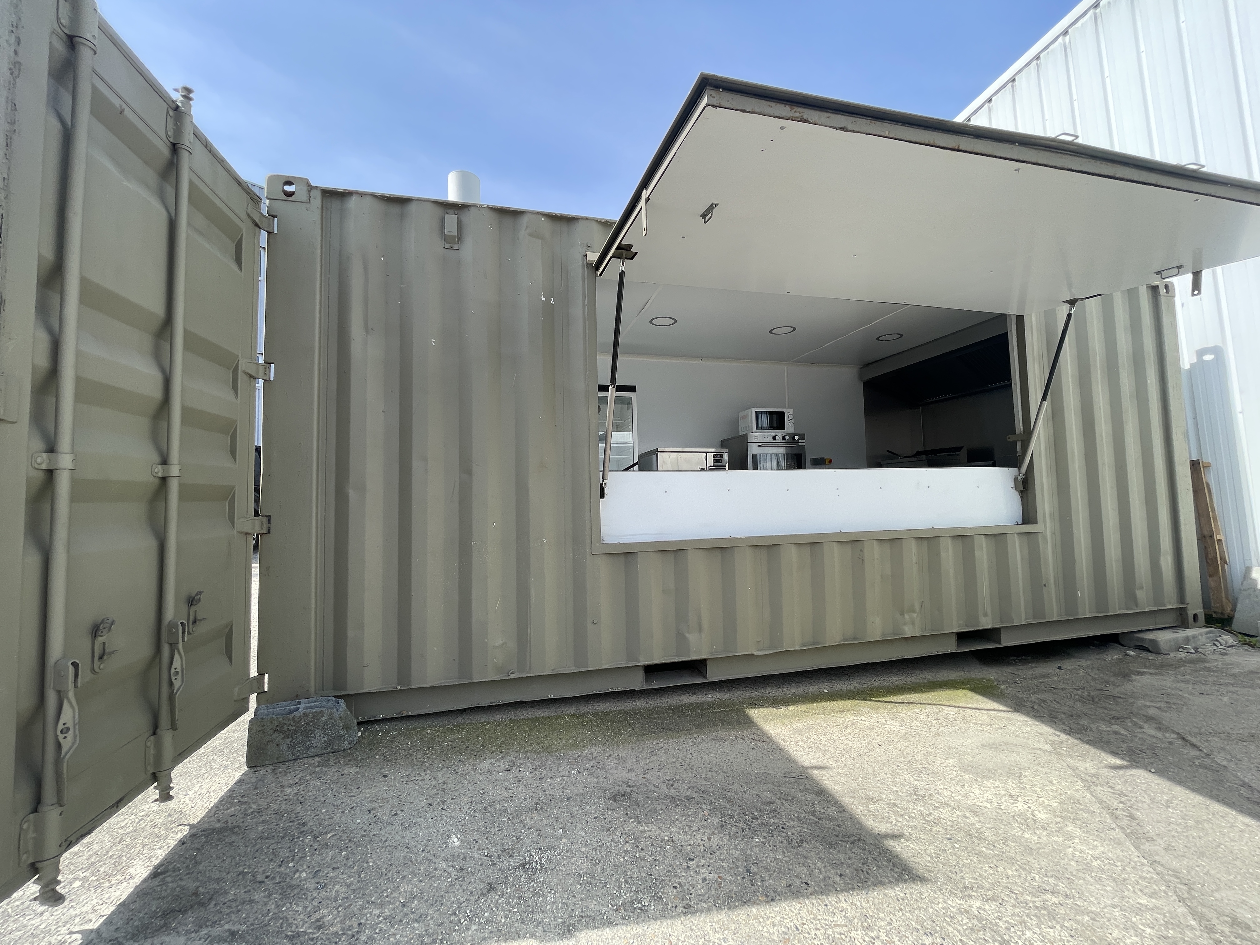 Container snack 20 pieds avec ouverture latérale, comptoir et équipements de cuisine professionnels