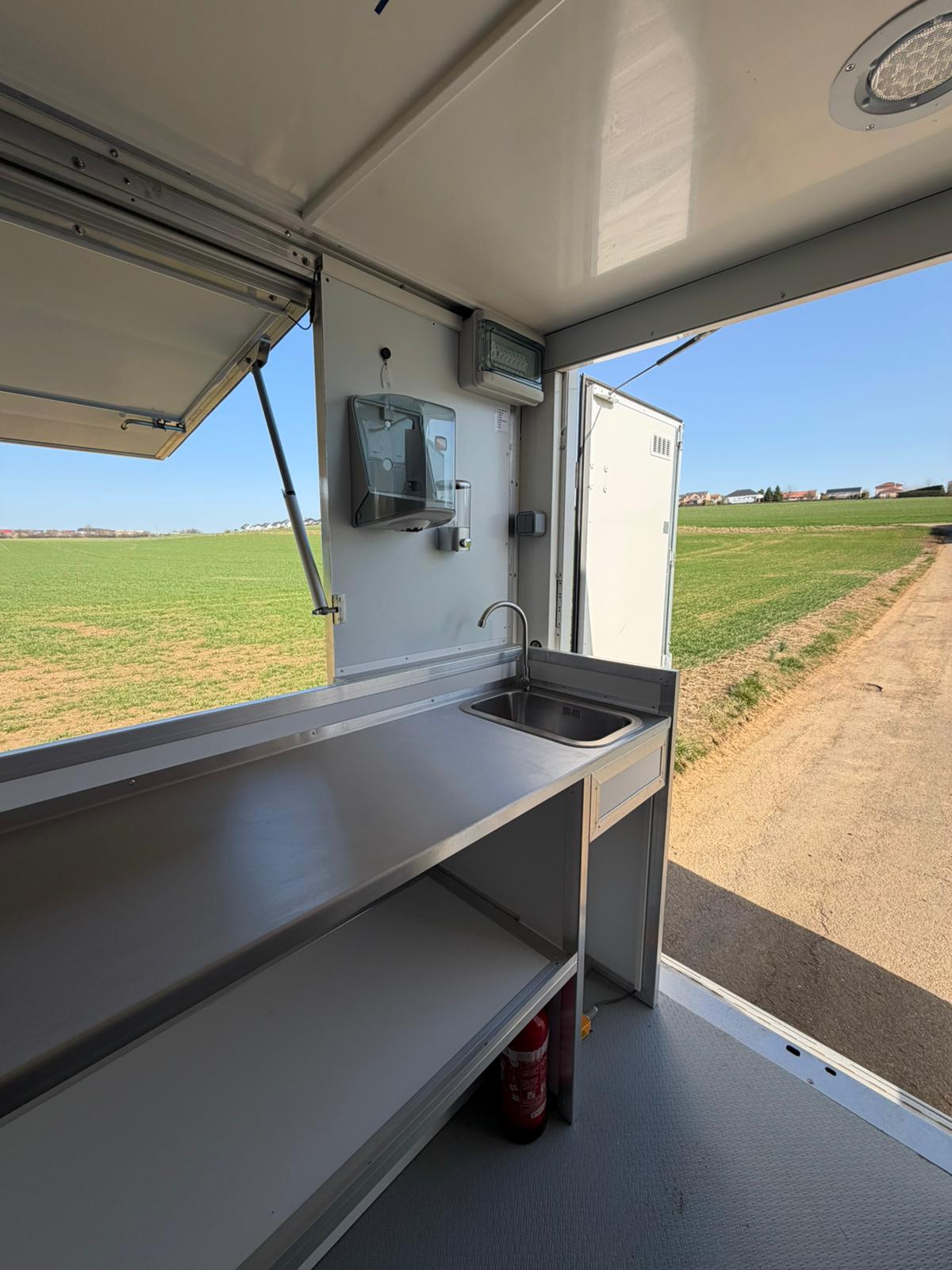 Food truck Lycée Chartreuse — intérieur, vue générale de la cuisine