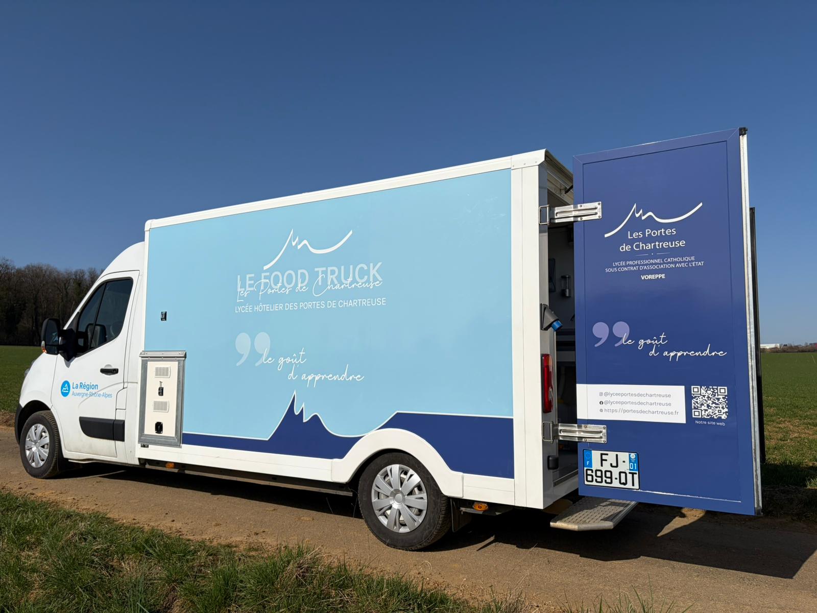 Food truck Lycée Chartreuse — vue arrière avec marche d'accès
