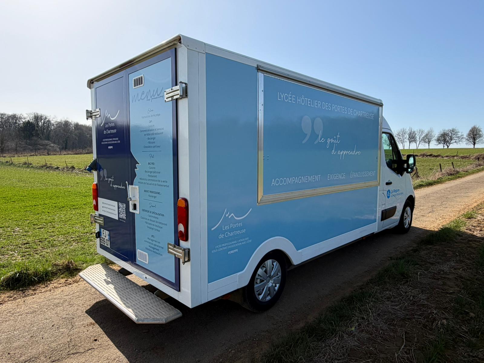 Food truck Lycée Chartreuse — vue arrière avec habillage complet