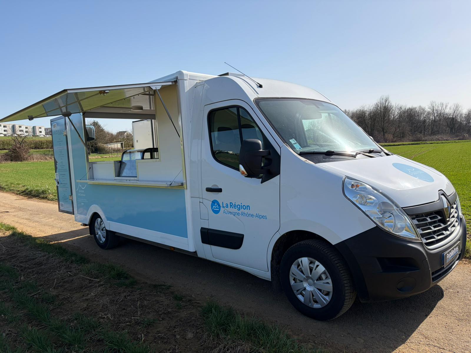 Renault Master food truck — vue avant avec auvent ouvert