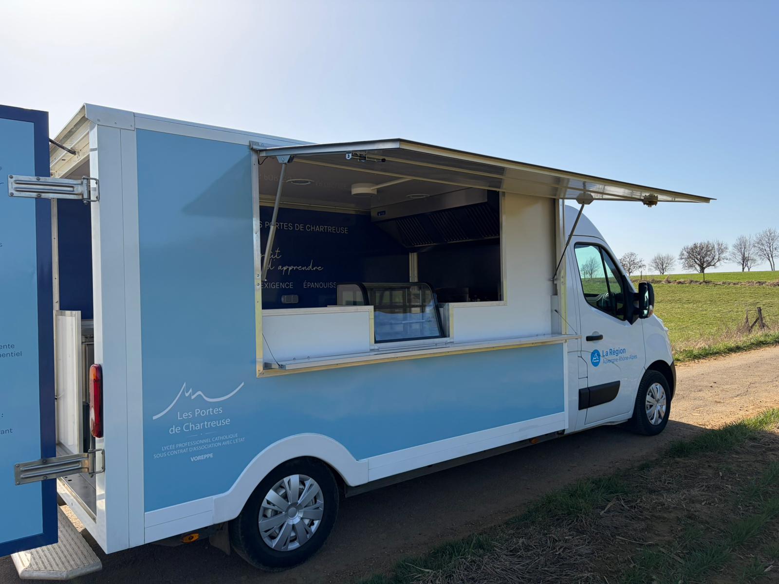 Food truck Lycée Chartreuse — vue latérale, auvent et comptoir de service