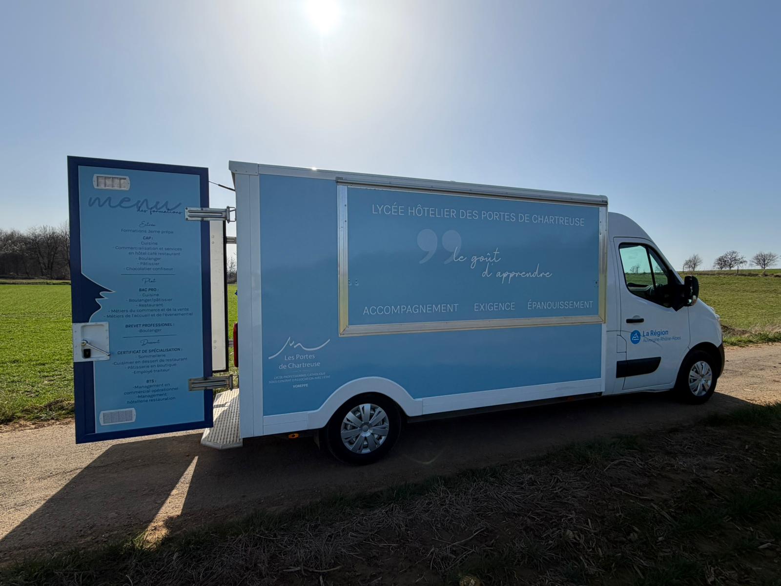 Food truck Lycée Chartreuse — vue latérale avec panneau menu