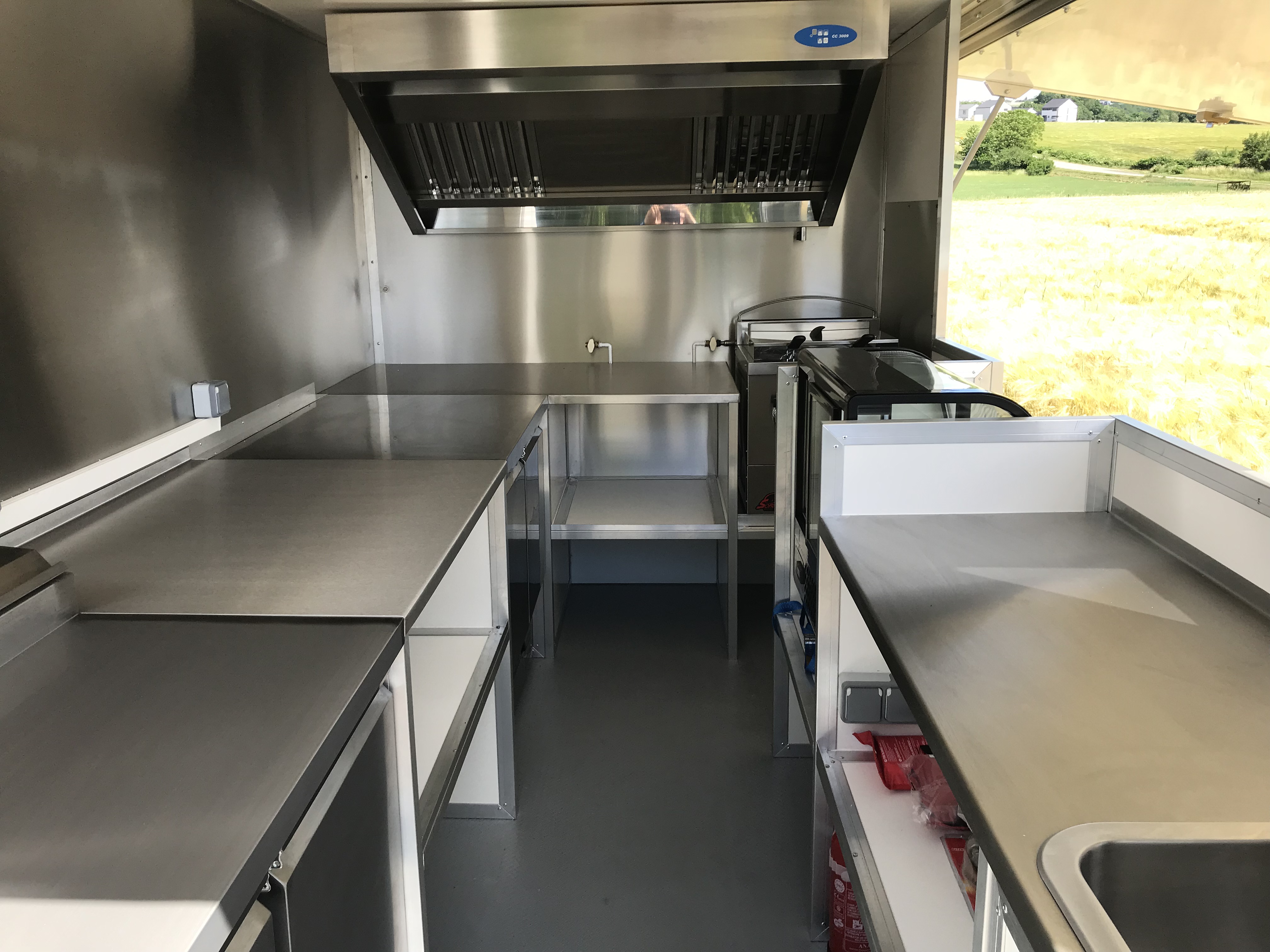 Aménagement intérieur food truck — cuisine inox professionnelle