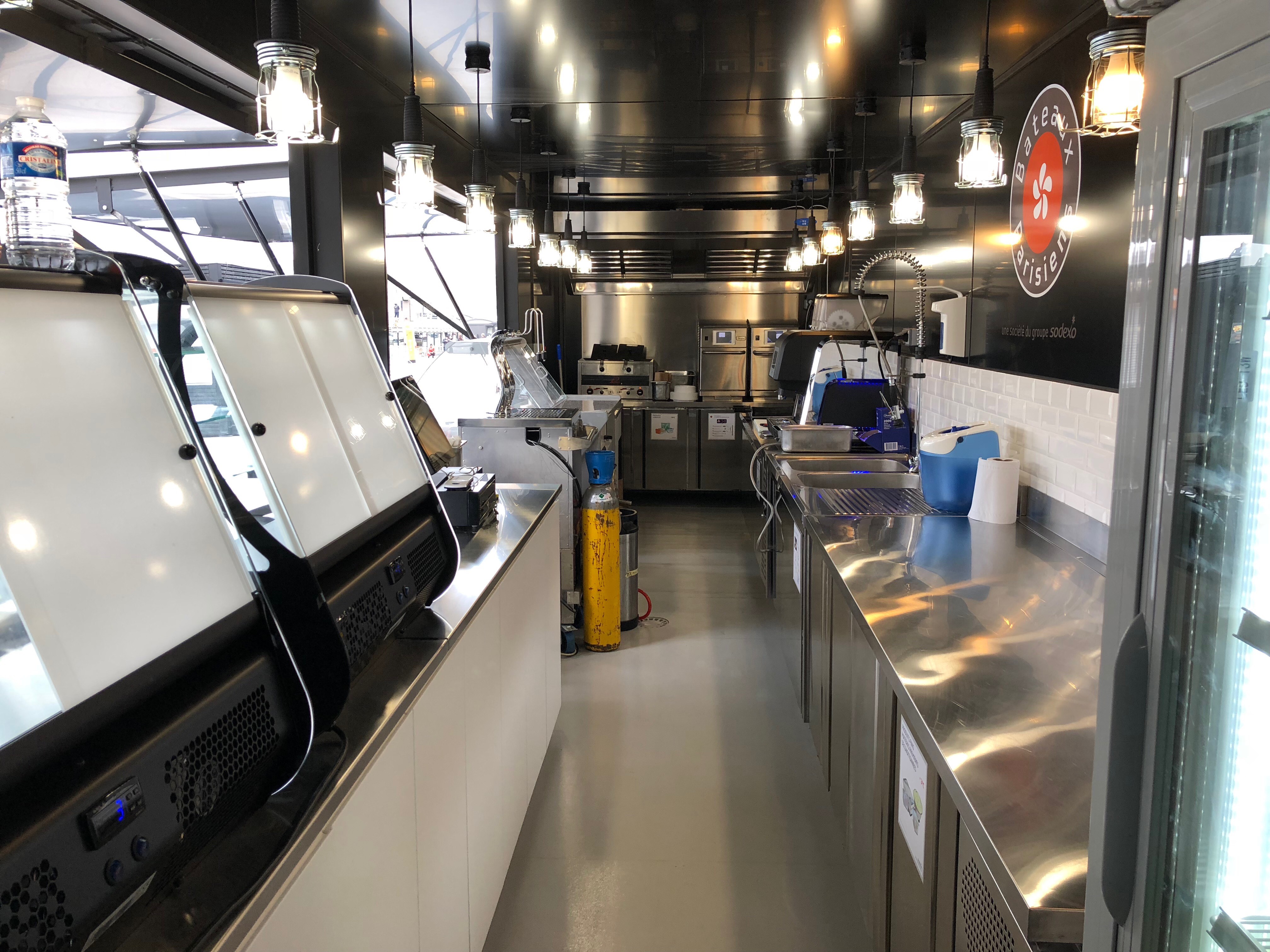 Cuisine professionnelle intérieur food truck — aménagement haut de gamme