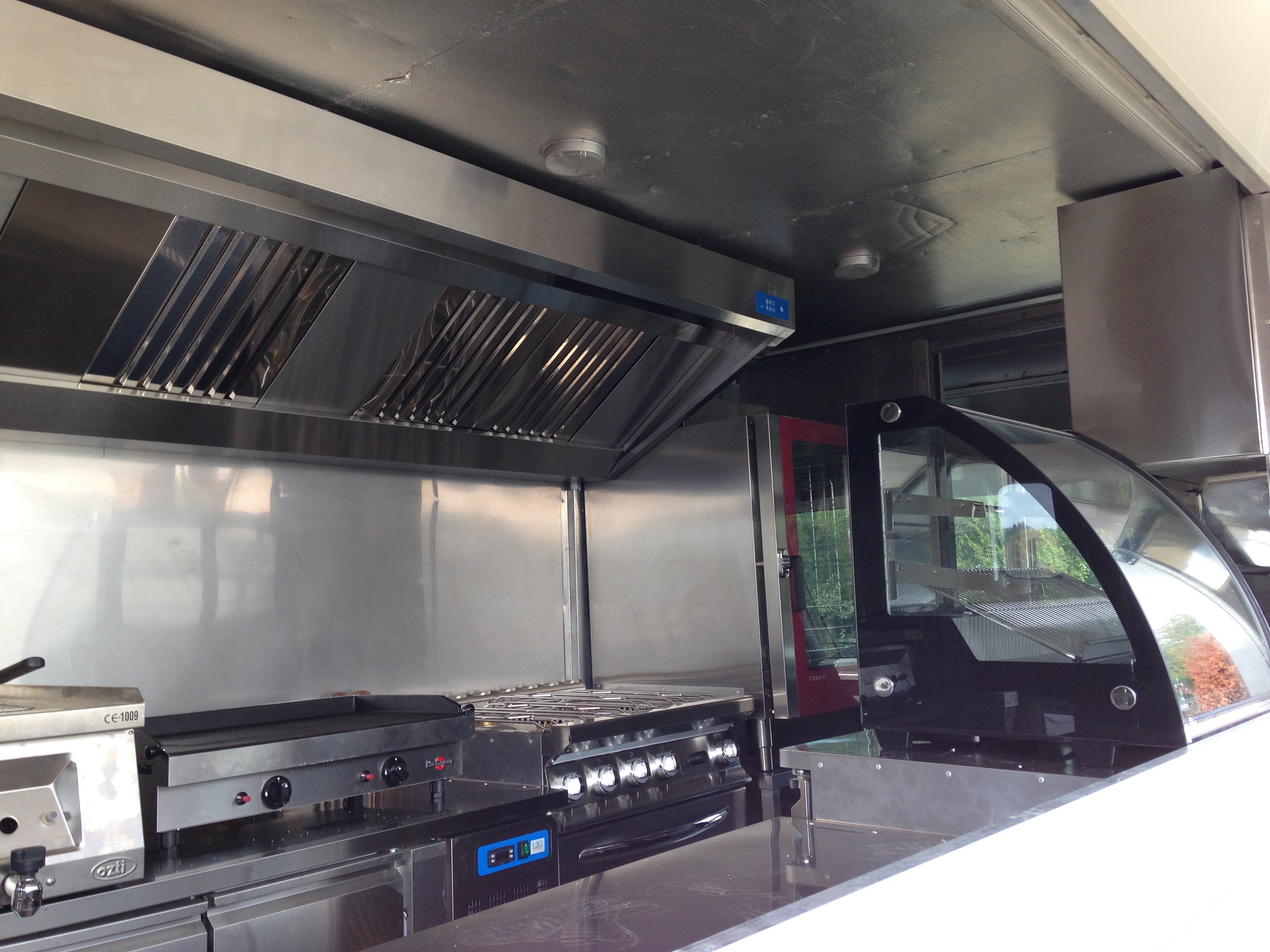Équipement cuisine food truck — plancha, hotte et vitrine réfrigérée