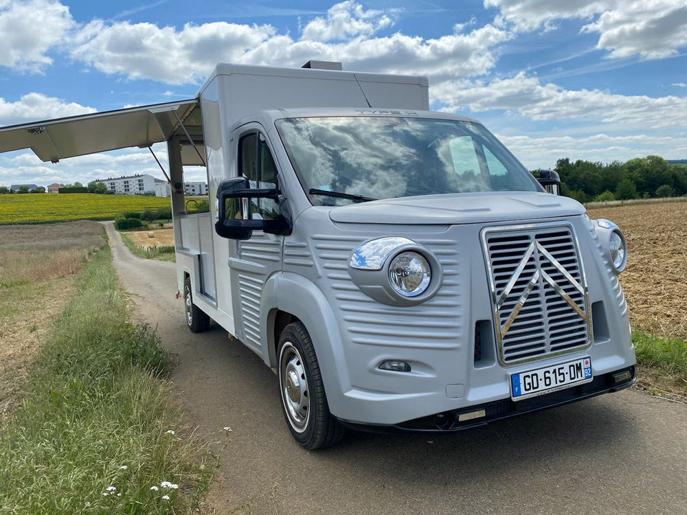 Food truck contemporain avec kit vintage rétro