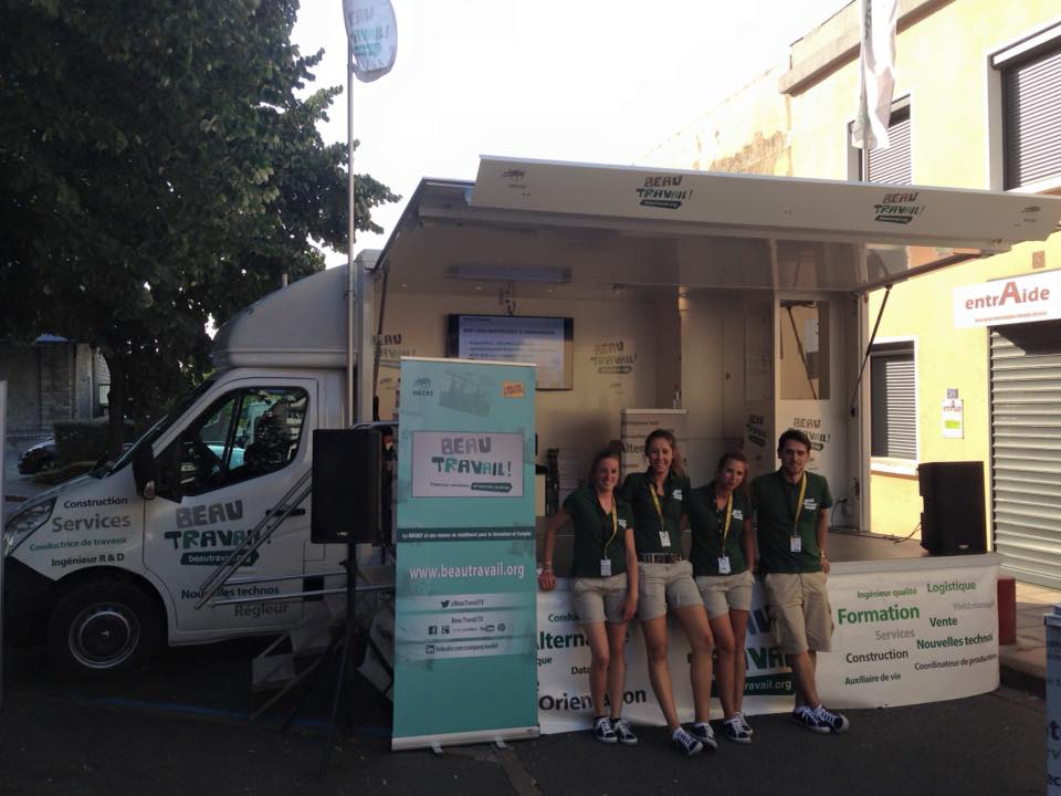 Camion podium Beau Travail — scène déployée avec équipe