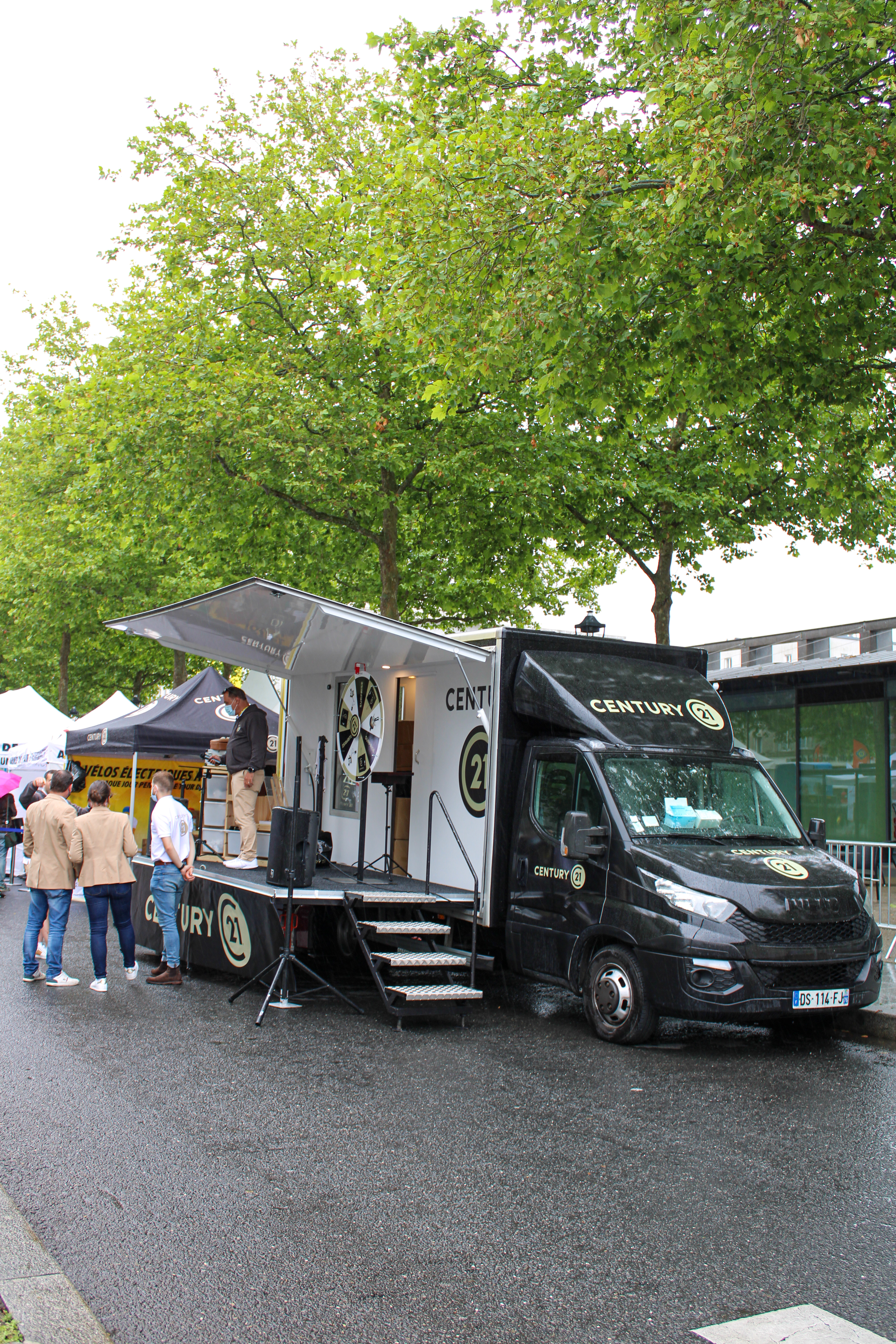Camion podium Century 21 — vue extérieure avec ouverture latérale