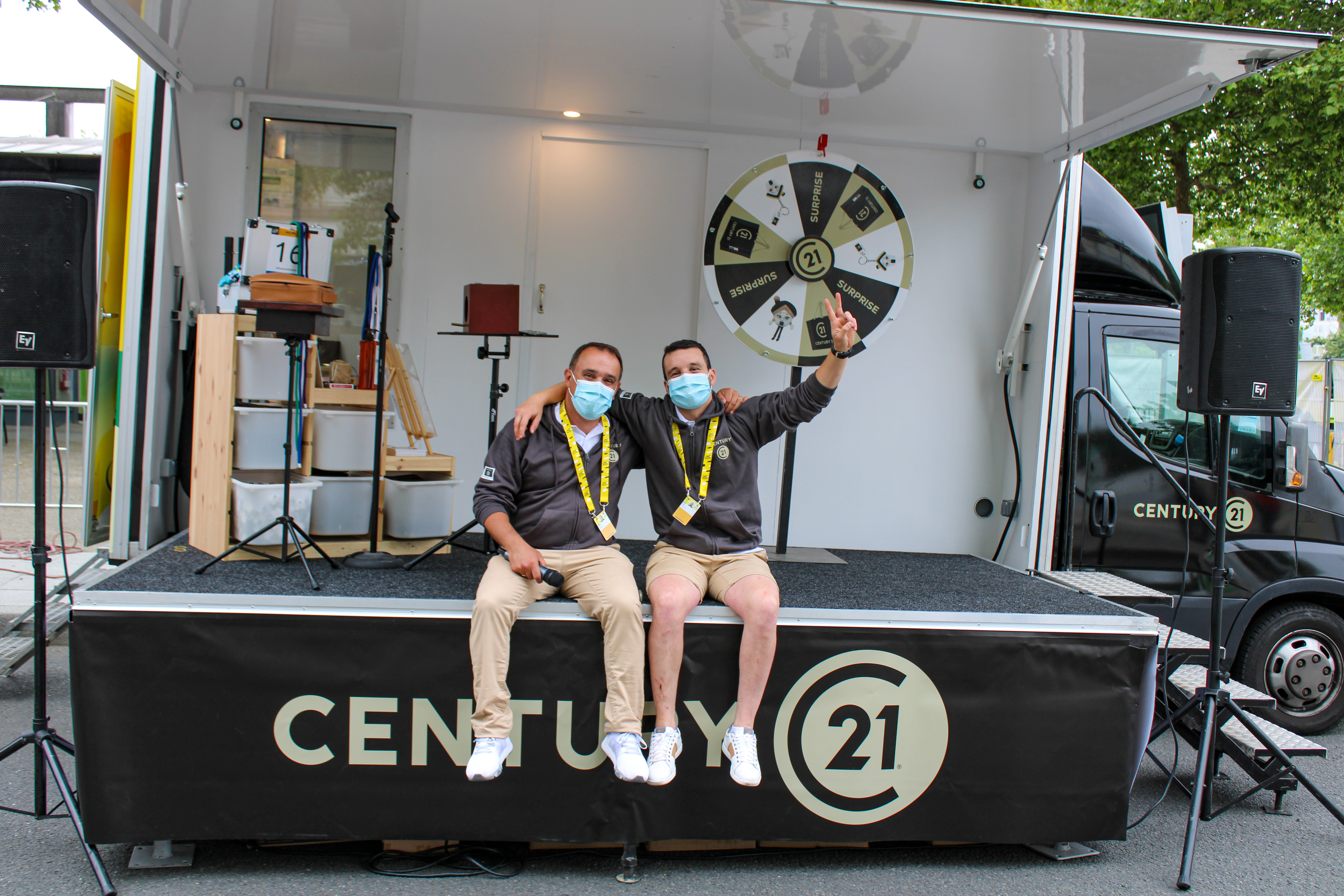 Camion podium Century 21 — scène déployée avec animation