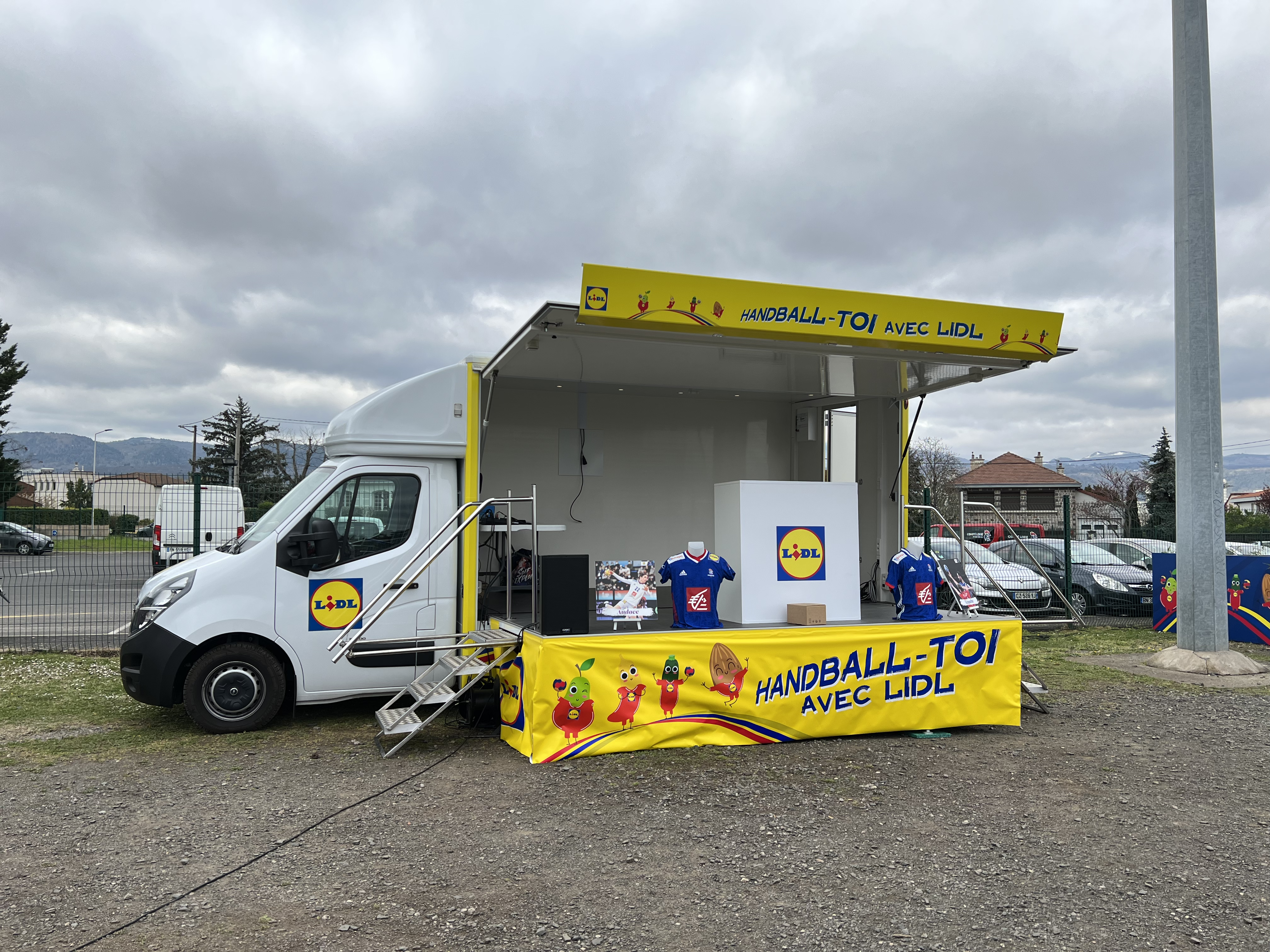 Camion podium avec scène déployée — vue intérieure de l'aménagement