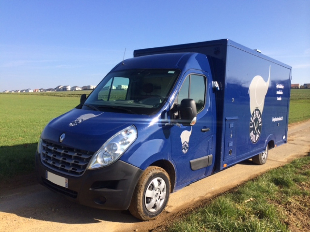Renault Master food truck fermé — vue extérieure