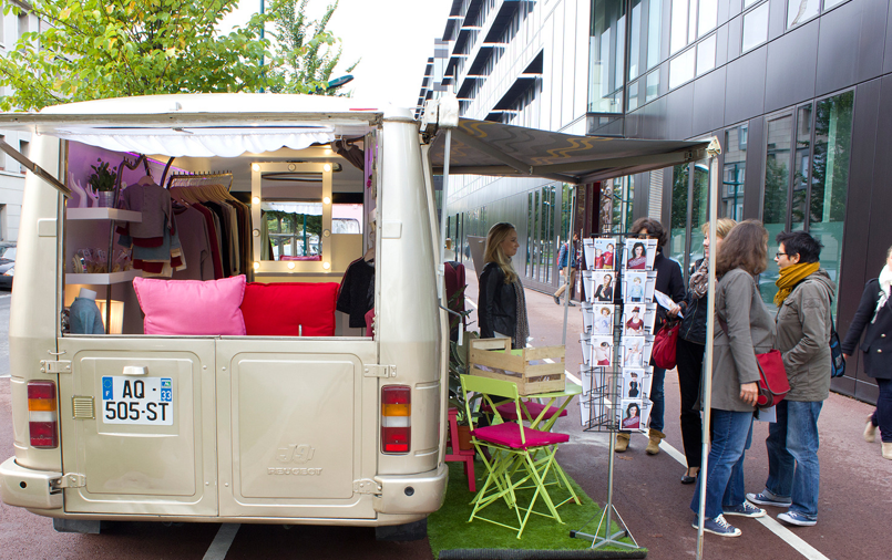 Fashion truck vue arrière — intérieur rose visible avec vêtements