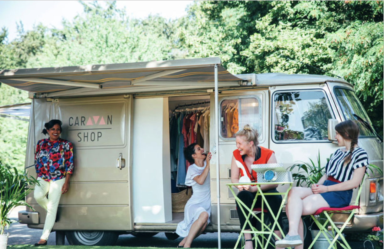 Fashion truck Peugeot J9 Caravan Shop avec terrasse et clientes — Mon Camion Resto