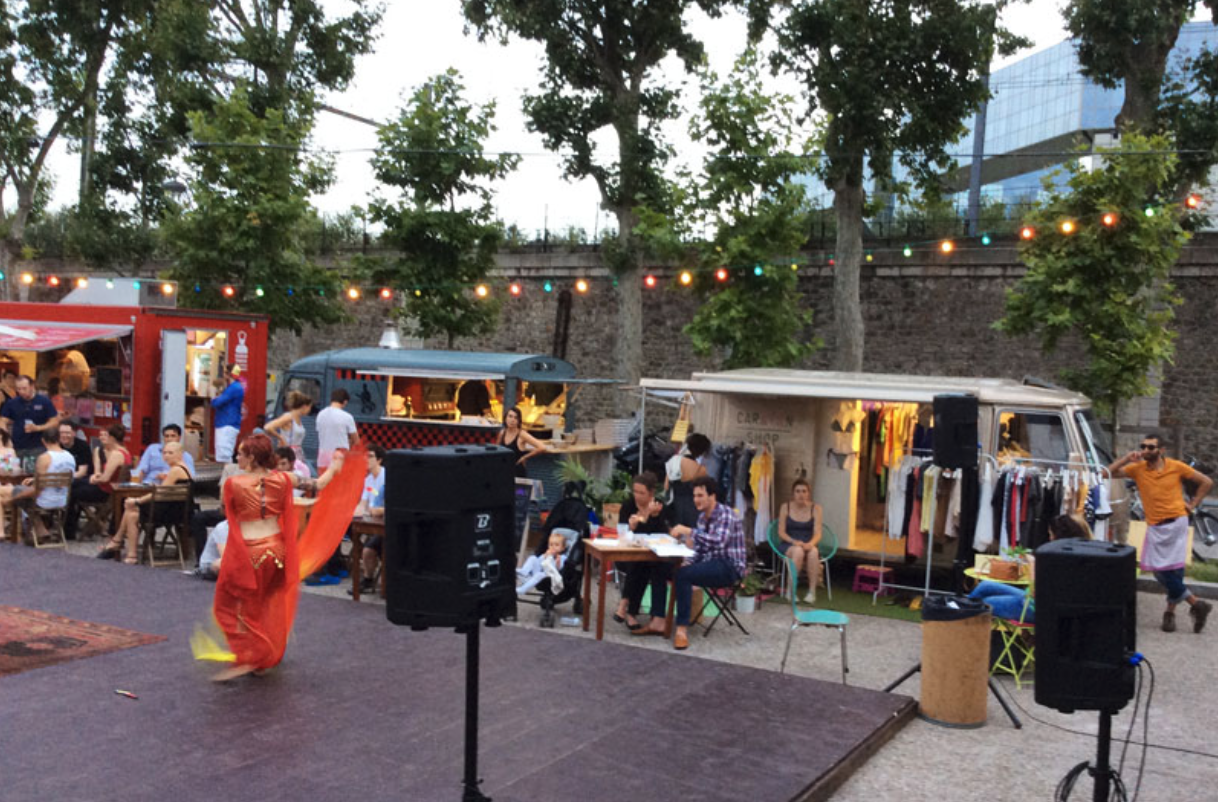 Fashion truck lors d'un événement en soirée avec spectacle