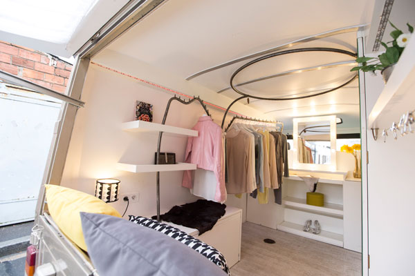 Intérieur fashion truck — étagères, penderie et espace salon