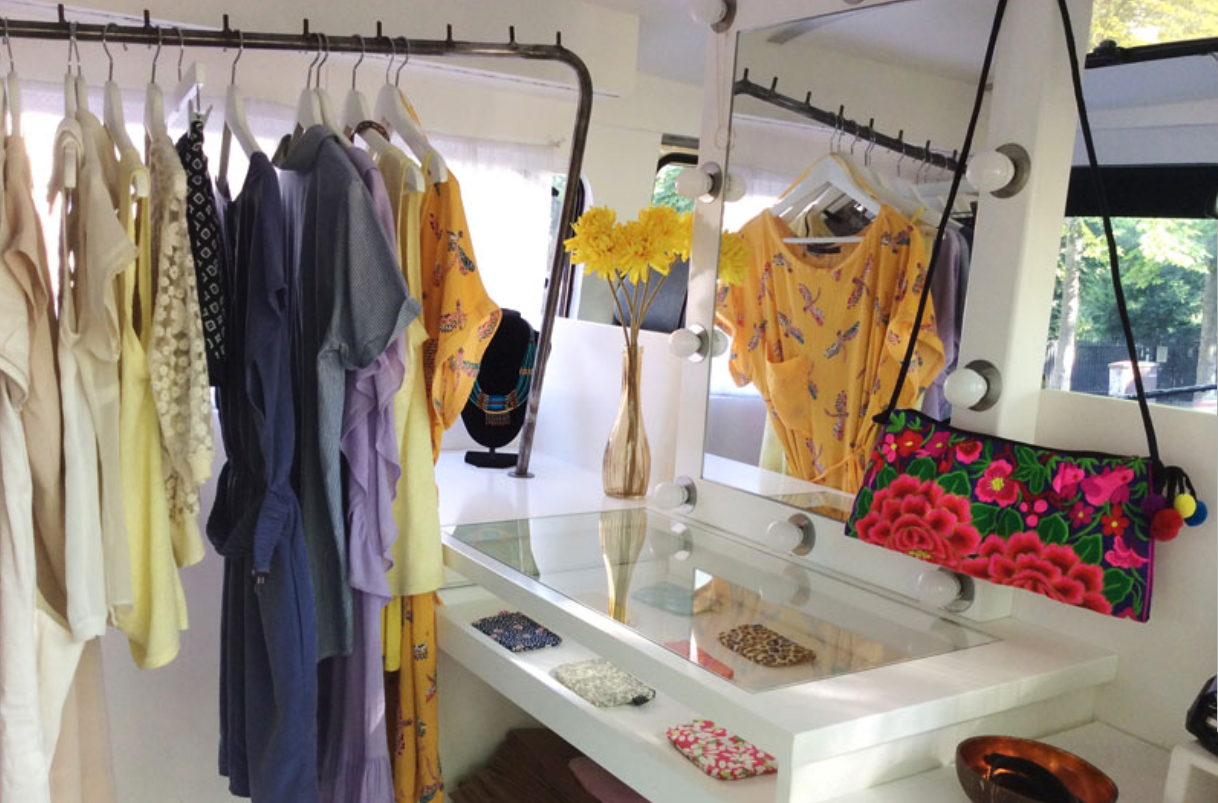 Intérieur fashion truck — penderie et présentoir avec vêtements
