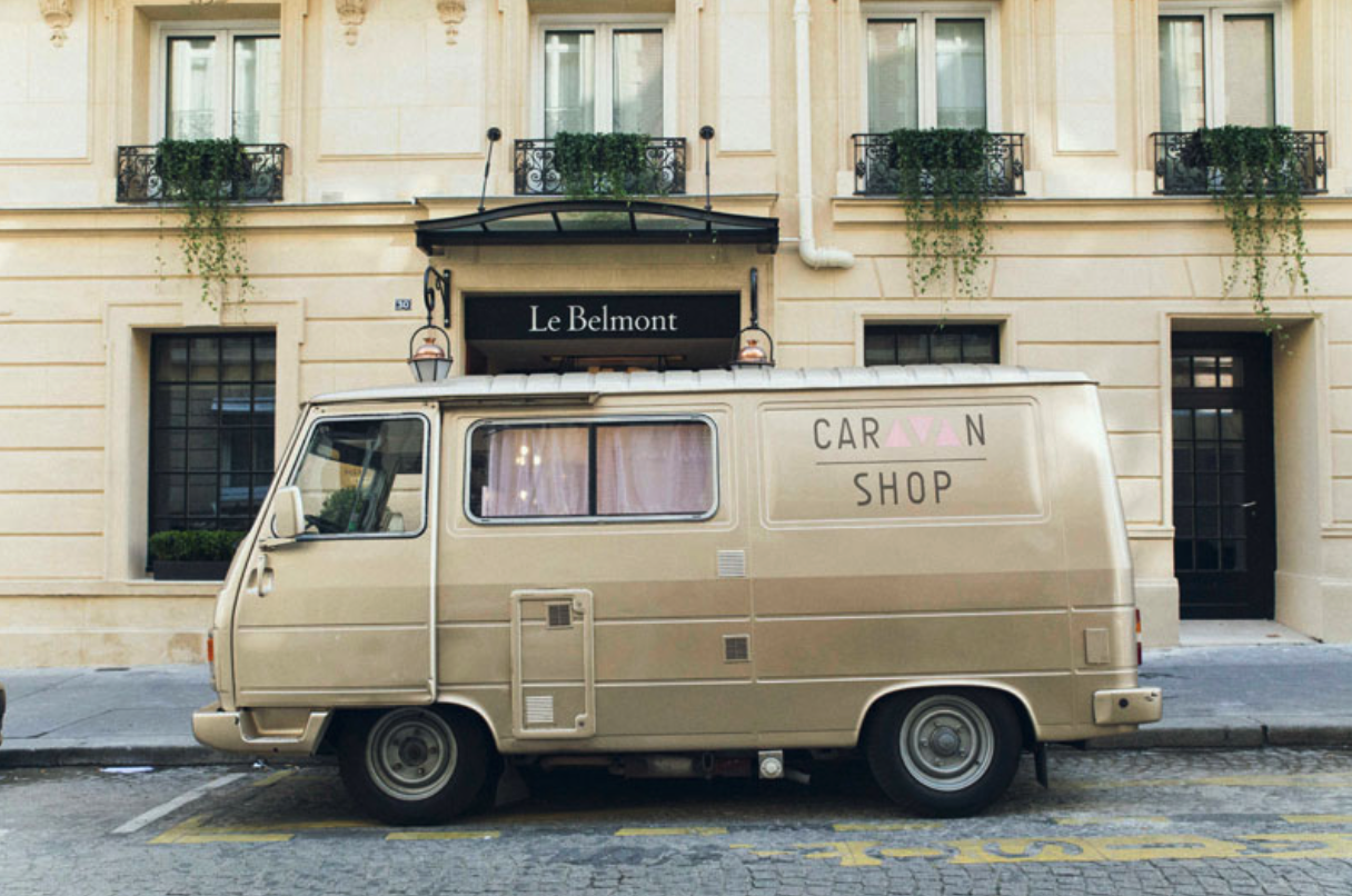 Fashion truck Peugeot J9 Caravan Shop devant Le Belmont à Paris