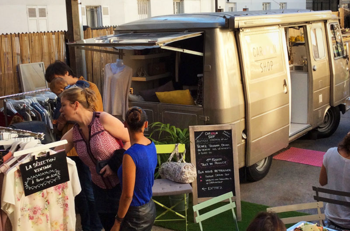 Fashion truck Peugeot J9 avec clients devant la boutique mobile