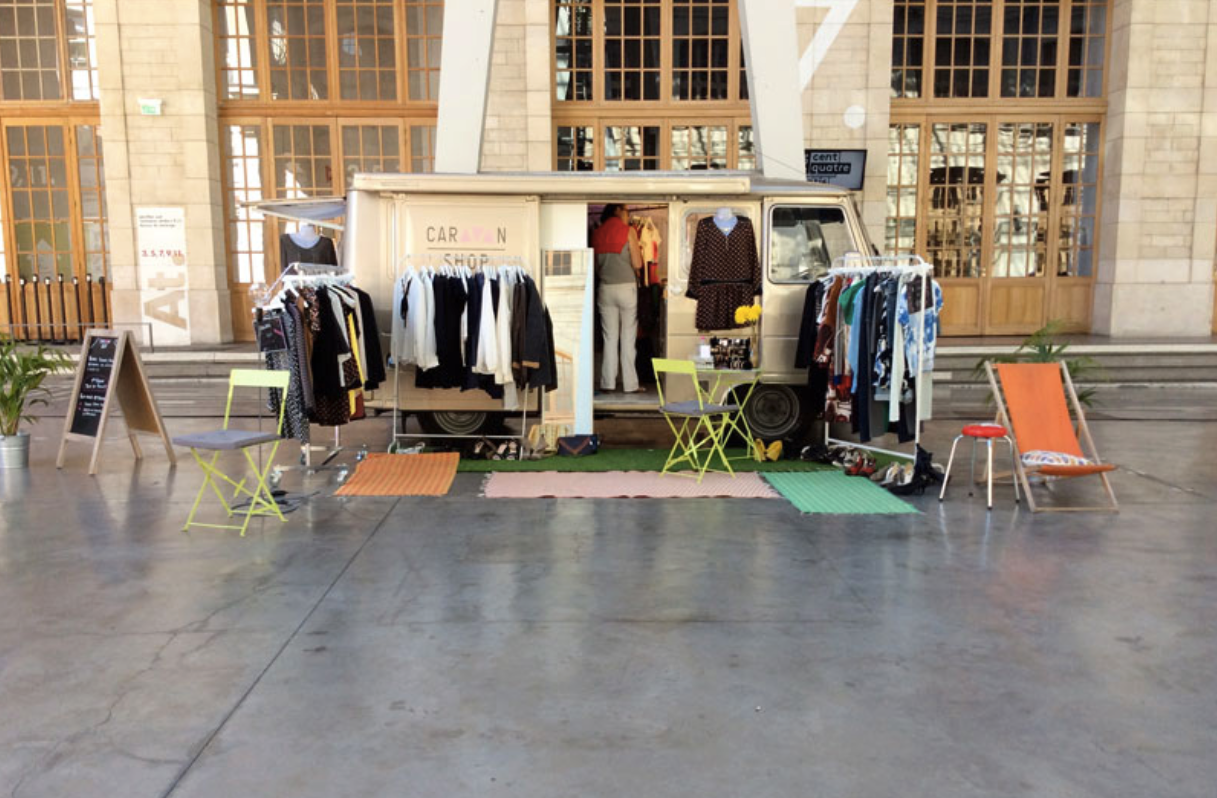 Fashion truck Peugeot J9 déployé avec portants et présentoirs en extérieur