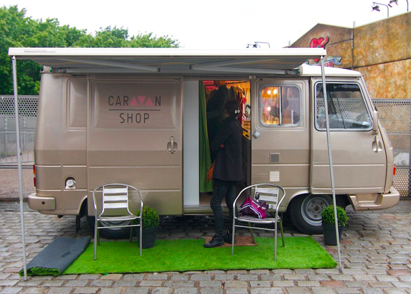 Fashion truck Peugeot J9 Caravan Shop avec gazon synthétique