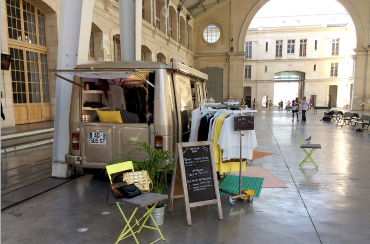 Fashion truck Peugeot J9 installé dans une halle historique