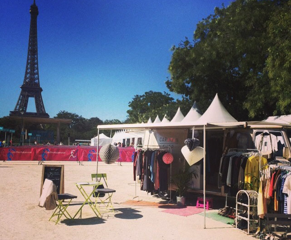 Fashion truck installé devant la Tour Eiffel à Paris