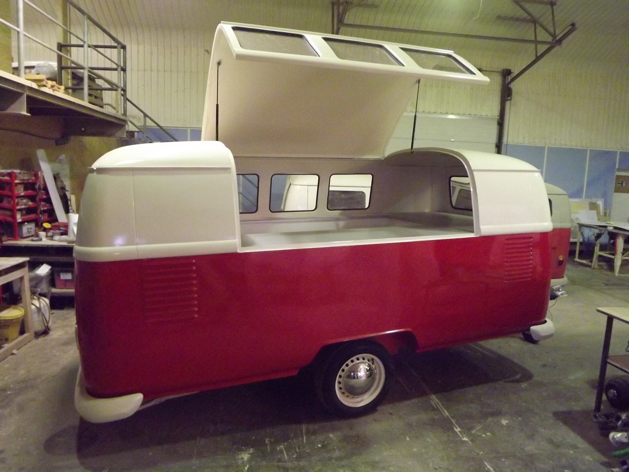 Combi Volkswagen avec remorque aménagée — vue d'ensemble