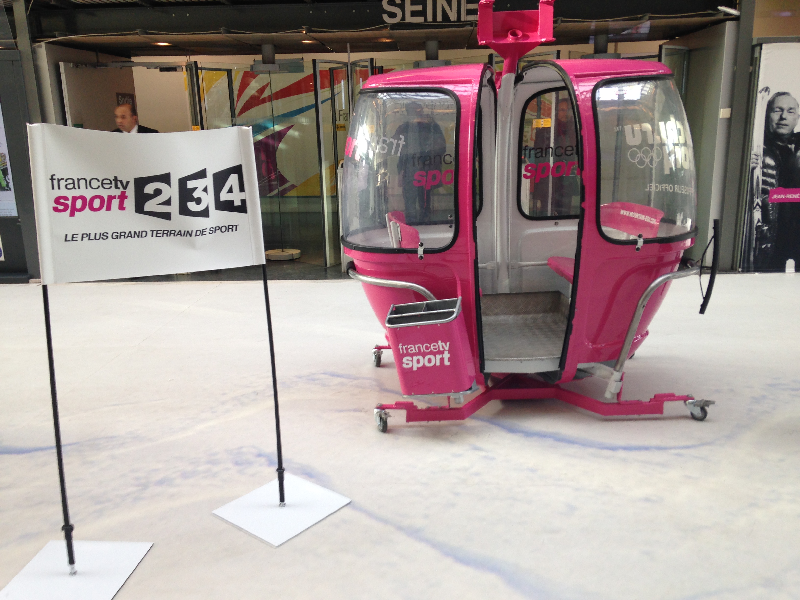 Réalisation MEGG pour France TV Sport — installation en hall d'accueil événementiel