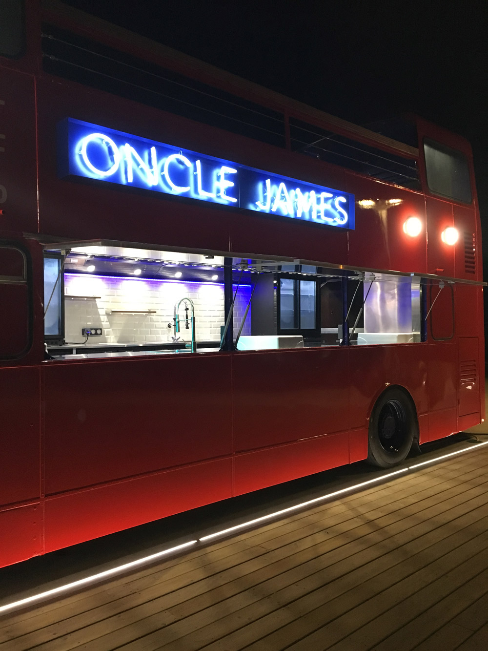 Bus aménagé en bar — véhicule sur mesure Mon Camion Resto
