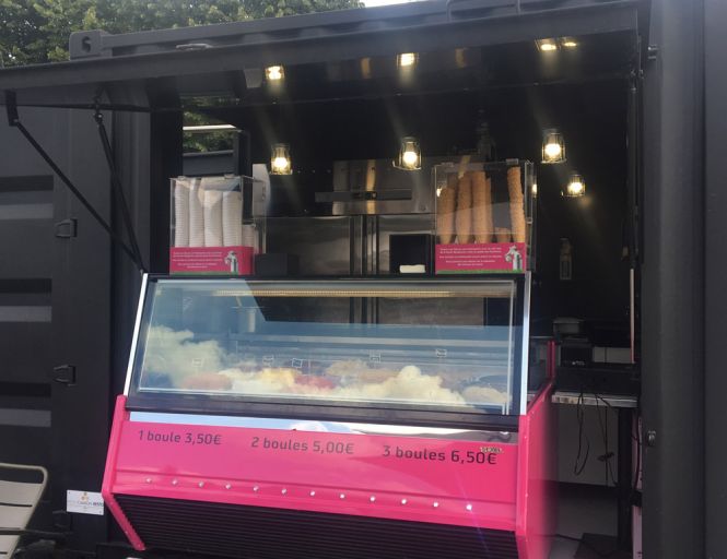 Container bar événementiel — tireuse à bière, réfrigérateurs et éclairage d'ambiance