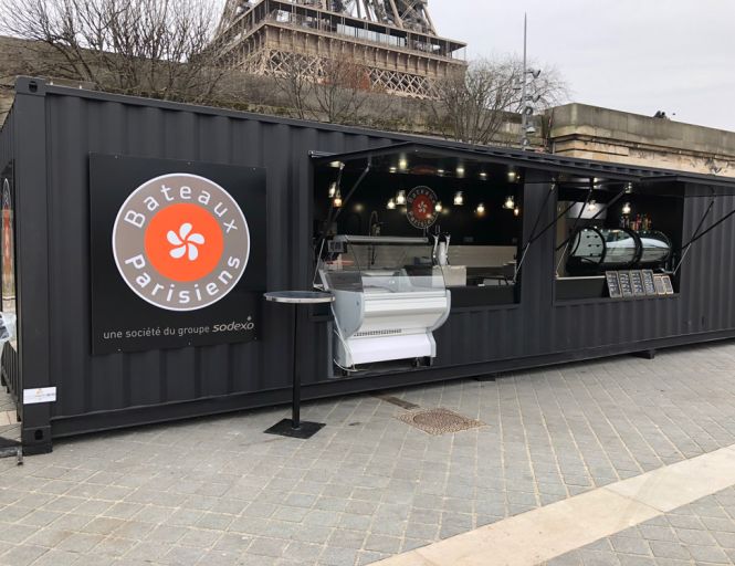 Container snack événementiel — cuisine professionnelle inox avec comptoir de service et vitrine réfrigérée