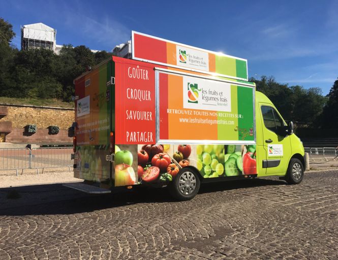 Food truck contemporain en location pour événement professionnel — cuisine équipée et covering personnalisé